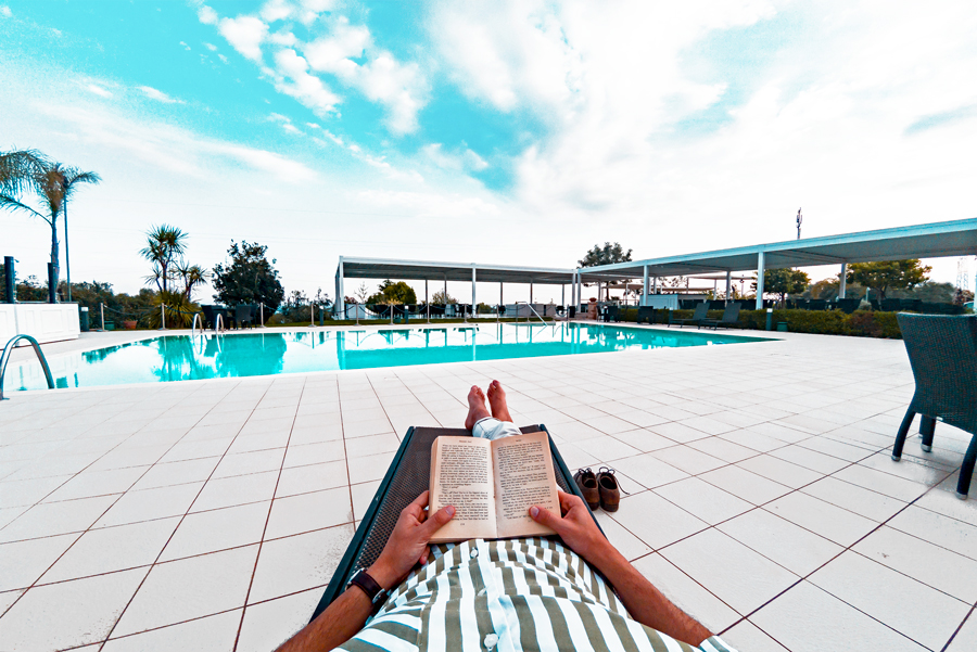 relax-bordo-piscina-leggere-soggiorno-gaeta-formia-golfo-estate-ristorante-